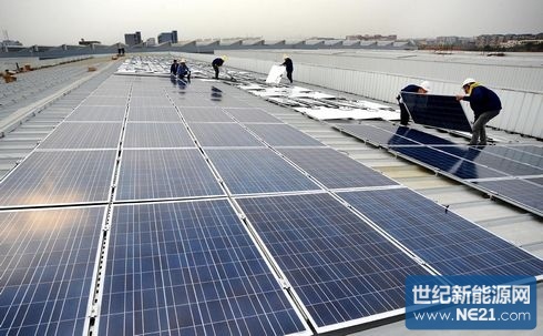 3月日,施工人员在高新区远东纺织集团屋顶铺设 太阳能 光伏组件.