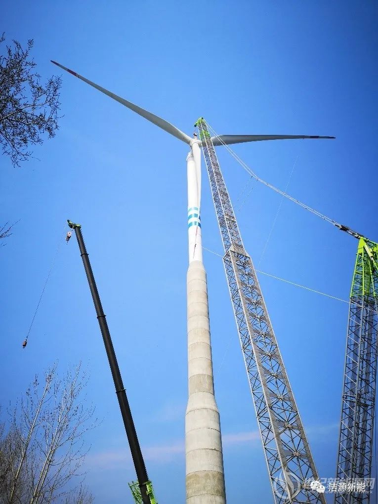 中国首台采用140米钢混塔架3mw级风机吊装完成