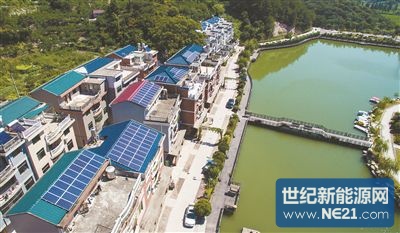 截至8月初，浙江省义乌市何斯路村50多户农户家庭、近1000平方米的屋顶陆续安装了屋顶光伏发电设备，试点实施太阳能光伏屋顶项目，建成浙江中部地区最大的居民屋顶光伏发电村。图为8月6日，供电部门工作人员在何斯路村的居民光伏屋顶上，为即将并网的屋顶光伏电站安装调试并网设备。